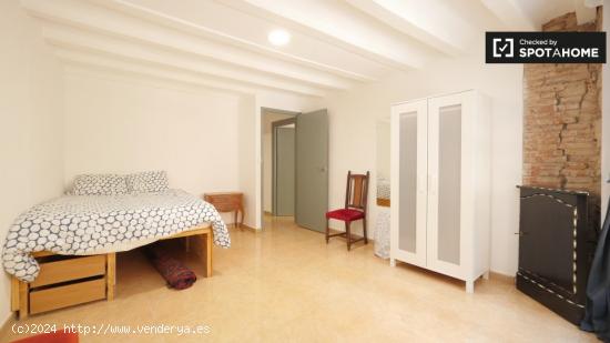 Se alquila habitación moderna en apartamento de 5 dormitorios en El Raval - BARCELONA