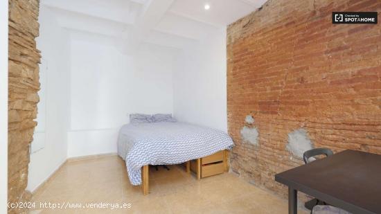  Se alquila habitación moderna en apartamento de 5 dormitorios en El Raval - BARCELONA 