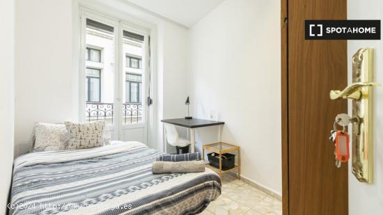 Habitación luminosa en apartamento de 4 dormitorios en el centro de la ciudad - MADRID