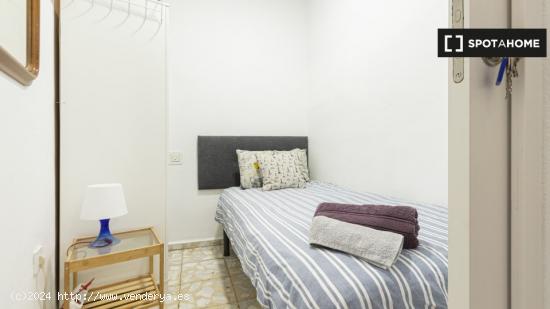 Habitación funcional en un apartamento de 4 dormitorios en el centro de la ciudad - MADRID