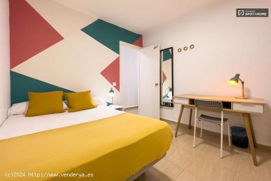 Acogedora habitación en apartamento de 6 dormitorios en Barri Gòtic, Barcelona - BARCELONA