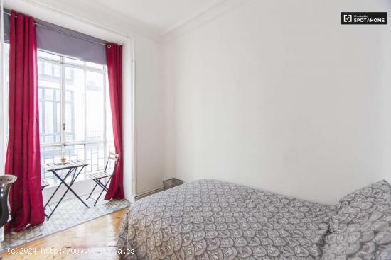 Habitación con balcón en un apartamento de 7 dormitorios en Salamanca, Madrid - MADRID