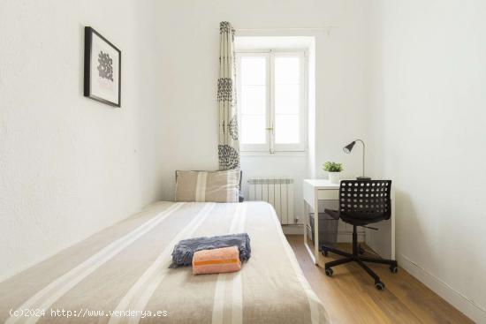 Habitación amueblada en apartamento de 7 dormitorios en Salamanca, Madrid - MADRID