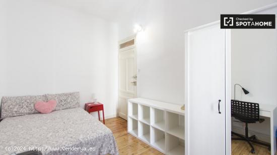 Gran habitación en apartamento de 7 dormitorios en Salamanca, Madrid - MADRID