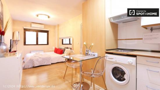 Elegante apartamento estudio con piscina, acceso al gimnasio y terraza en la azotea en alquiler en C