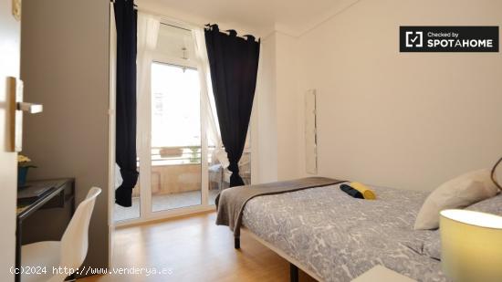 Habitación con balcón privado en alquiler en un apartamento de 5 dormitorios en Poblenou - BARCELO