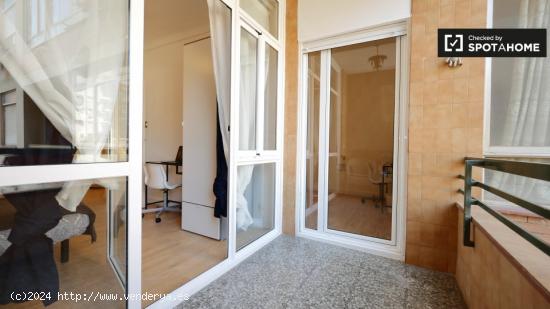 Habitación con balcón privado en alquiler en un apartamento de 5 dormitorios en Poblenou - BARCELO