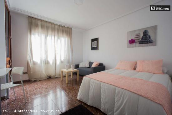 Se alquila habitación para parejas en un apartamento de 5 dormitorios en Ciutat Vella - VALENCIA