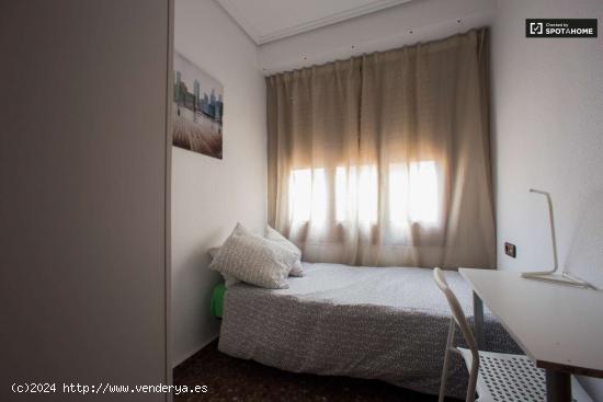 Habitación con cama individual en alquiler en apartamento de 5 dormitorios en Ciutat Vella - VALENC