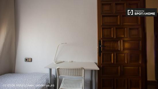 Habitación con cama individual en alquiler en apartamento de 5 dormitorios en Ciutat Vella - VALENC