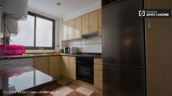 Habitación con cama individual en alquiler en apartamento de 5 dormitorios en Ciutat Vella - VALENC