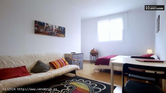 Habitación amueblada en un apartamento de 4 dormitorios en Poblenou - BARCELONA