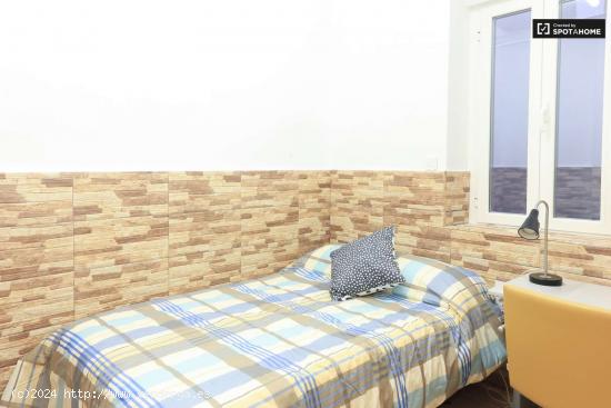 Acogedora habitación en un apartamento de 4 dormitorios en Almagro, Madrid - MADRID