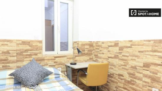 Acogedora habitación en un apartamento de 4 dormitorios en Almagro, Madrid - MADRID