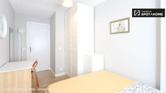 Habitación moderna en piso compartido de 5 habitaciones en Nueva España - MADRID