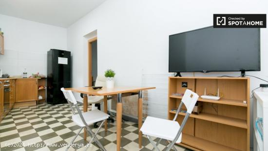 Cómoda habitación en un apartamento de 5 dormitorios en Centro - GRANADA