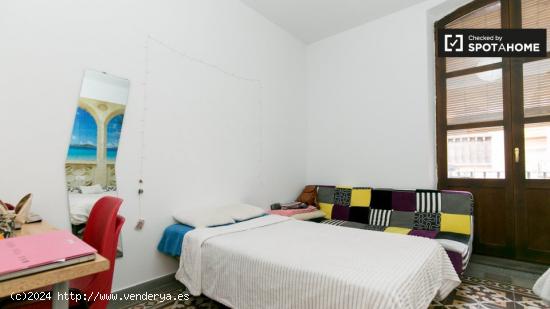 Habitación con balcón en un apartamento de 5 dormitorios en Centro - GRANADA