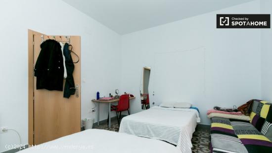 Habitación con balcón en un apartamento de 5 dormitorios en Centro - GRANADA