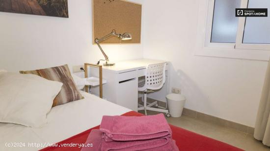  Acogedora habitación en alquiler en un apartamento de 4 dormitorios en Gràcia - BARCELONA 