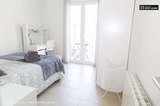 Habitación luminosa en alquiler en apartamento de 4 dormitorios en Gràcia - BARCELONA