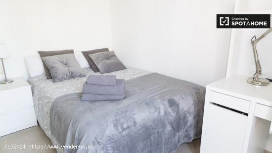 Habitación luminosa en alquiler en apartamento de 4 dormitorios en Gràcia - BARCELONA