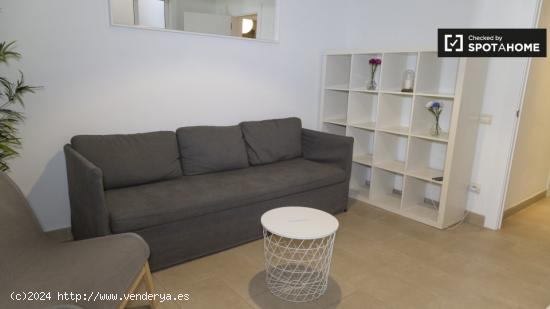 Preciosa habitación con balcón en alquiler en un apartamento de 4 dormitorios en Gracia - BARCELON