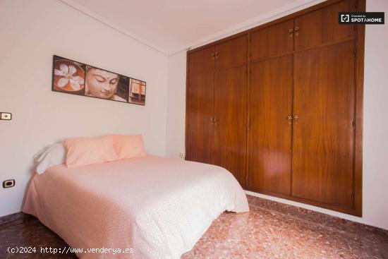 Habitación con cama doble y balcón en alquiler en apartamento de 5 dormitorios en Ciutat Vella - V