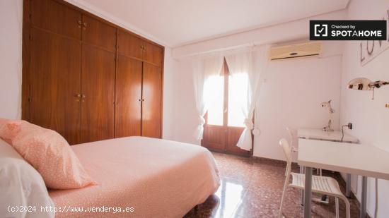 Habitación con cama doble y balcón en alquiler en apartamento de 5 dormitorios en Ciutat Vella - V