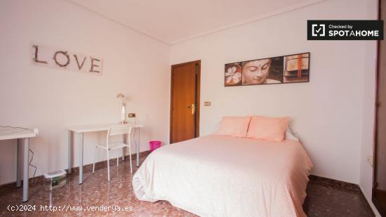 Habitación con cama doble y balcón en alquiler en apartamento de 5 dormitorios en Ciutat Vella - V