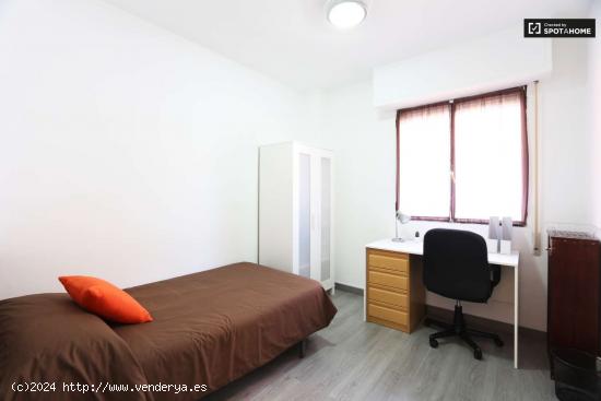 Habitación ordenada en un apartamento de 5 dormitorios, Madrid Rio - MADRID