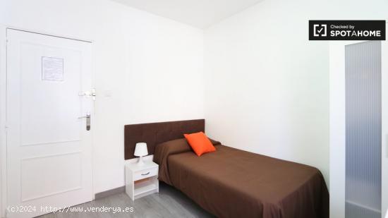 Habitación ordenada en un apartamento de 5 dormitorios, Madrid Rio - MADRID