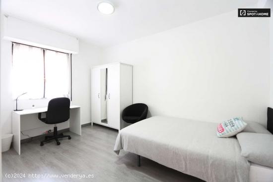 Elegante habitación en apartamento de 5 dormitorios, Madrid Rio - MADRID