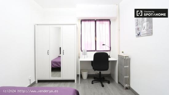 Habitación completamente amueblada en un apartamento de 5 dormitorios, Madrid Rio - MADRID