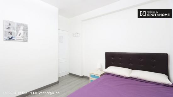 Habitación completamente amueblada en un apartamento de 5 dormitorios, Madrid Rio - MADRID