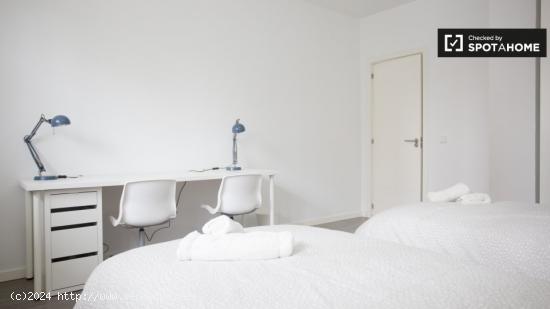 Elegante habitación en alquiler en apartamento de 4 dormitorios en Puente de Vallecas - MADRID