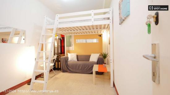 Se alquila habitación tipo loft en un apartamento de 4 dormitorios en L'Eixample - BARCELONA