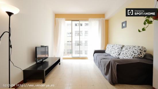 Se alquila habitación tipo loft en un apartamento de 4 dormitorios en L'Eixample - BARCELONA