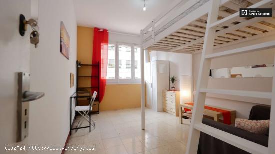 Habitación luminosa en alquiler en un apartamento de 4 dormitorios en L'Eixample - BARCELONA