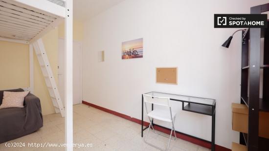 Habitación luminosa en alquiler en un apartamento de 4 dormitorios en L'Eixample - BARCELONA