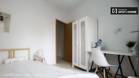 Habitación con balcón en un apartamento de 5 dormitorios en Barri Gòtic - BARCELONA