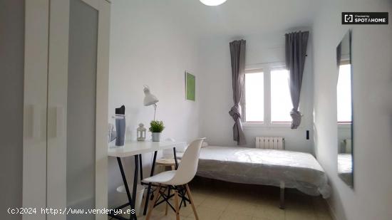 Habitación amueblada en un apartamento de 5 dormitorios en Barri Gòtic - BARCELONA