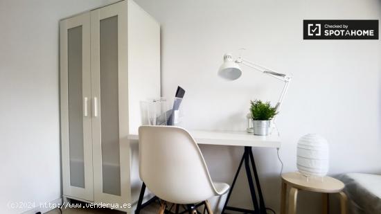 Habitación amueblada en un apartamento de 5 dormitorios en Barri Gòtic - BARCELONA