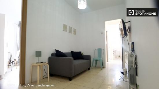 Amplia habitación en un apartamento de 5 dormitorios en Barri Gòtic - BARCELONA