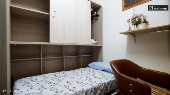 Acogedora habitación con cama individual en alquiler en Eixample - BARCELONA