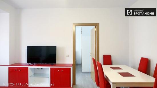 Colorido apartamento de 2 dormitorios con aire acondicionado en alquiler en Acacias. - MADRID