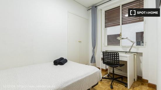 Encantadora habitación con cama doble en alquiler en Tetuán - MADRID