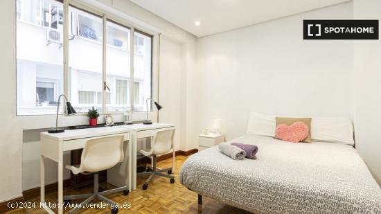 Amplia habitación en un apartamento de 6 dormitorios en Tetuán, Madrid - MADRID