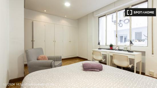 Amplia habitación en un apartamento de 6 dormitorios en Tetuán, Madrid - MADRID