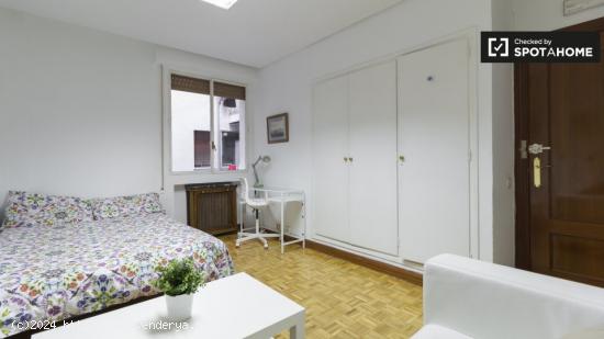 Habitación bien amueblada en alquiler en un apartamento de 6 dormitorios en Tetuán - MADRID