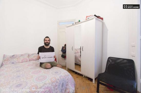 Amplia habitación en un apartamento de 7 dormitorios en Salamanca, Madrid - MADRID